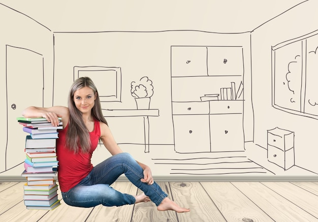 Jeune femme avec des tas de livres