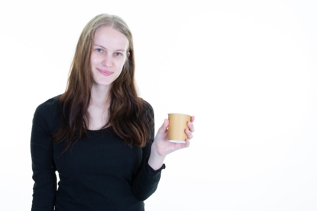 Jeune femme avec une tasse de café en carton brun maquette vide vide isolé sur blanc