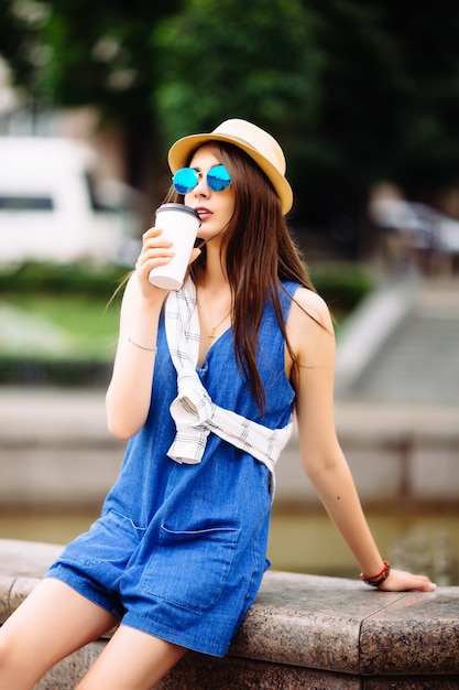 Jeune femme, à, tasse café, près, fontaine