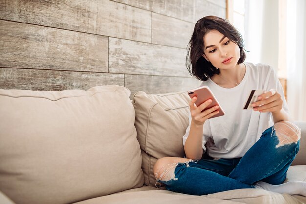 Jeune, femme, téléphone, mains