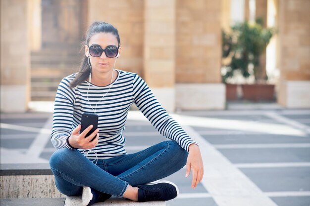 jeune femme, à, téléphone portable