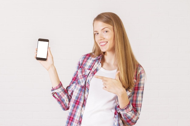 Jeune femme avec téléphone