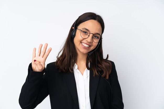 Jeune femme télévendeur sur blanc heureux et en comptant quatre avec les doigts