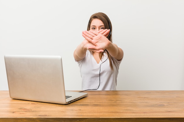 Jeune femme télévendeur faisant un geste de déni