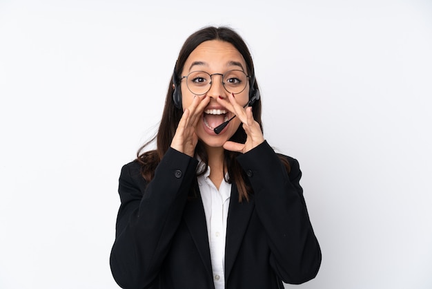 Jeune femme télévendeur isolé sur blanc