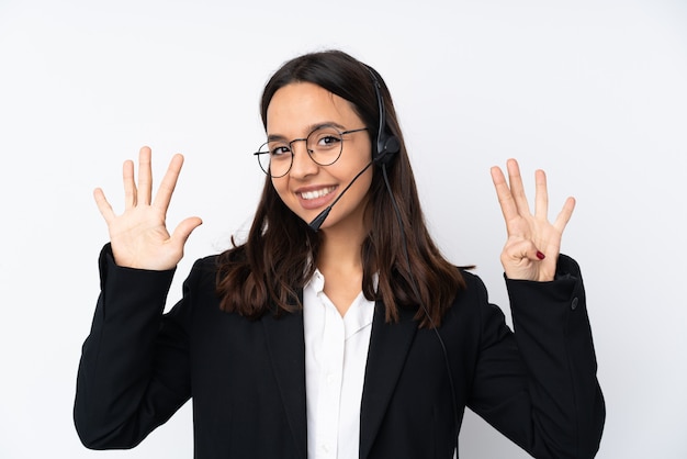 Jeune femme télévendeur isolé sur mur blanc comptant neuf avec les doigts