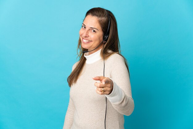 Jeune femme de télévendeur sur isolé