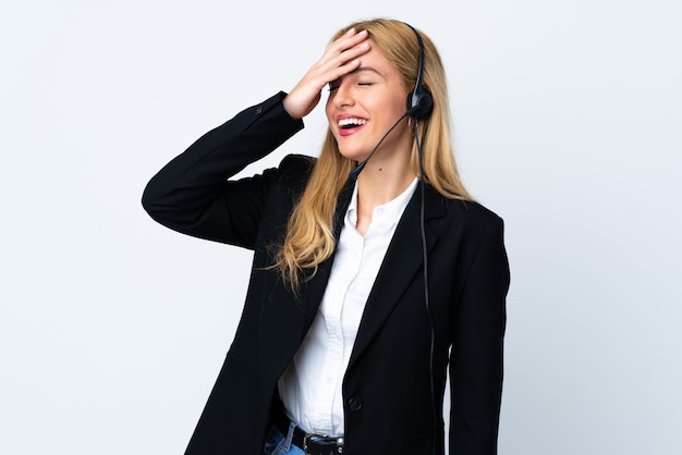 Jeune femme télévendeur sur un mur blanc isolé a réalisé quelque chose et a l'intention de la solution