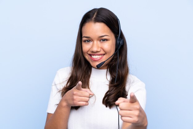 Jeune femme télévendeur sur mur isolé