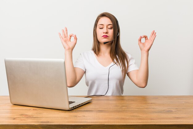 Jeune femme télévendeur se détend après une dure journée de travail