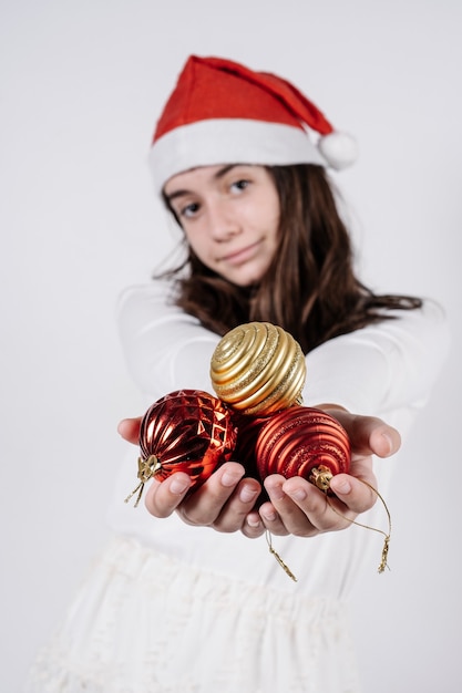 Jeune femme tenant des boules de Noël