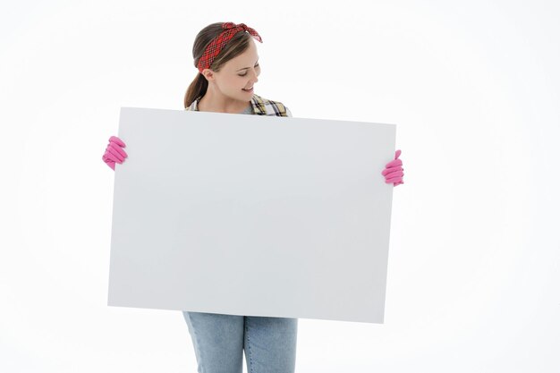 Photo une jeune femme tenant une bouteille de spray une femme portant des gants de latex roses sur un fond blanc