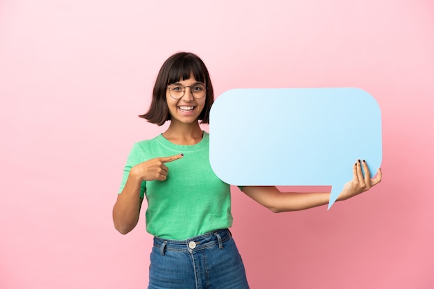 Jeune femme tenant une bulle vide et la pointant