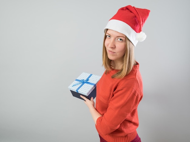 Une jeune femme tenant un cadeau de Noël