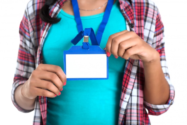 Jeune femme tenant une carte d'identité en plastique vierge d'identification blanc.