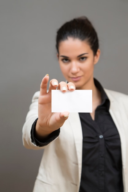 Jeune femme tenant une carte vierge