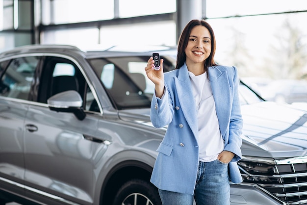 Jeune femme tenant des clés de voiture