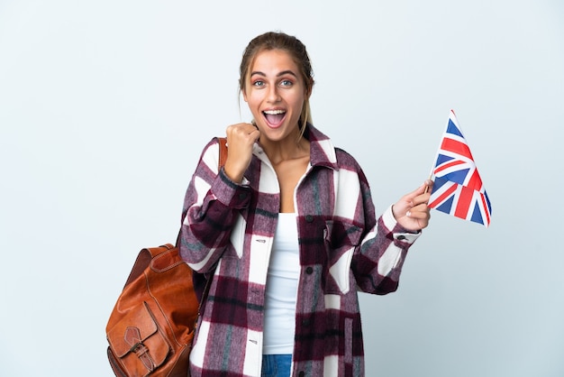 Jeune femme tenant un drapeau britannique sur blanc célébrant une victoire en position de vainqueur