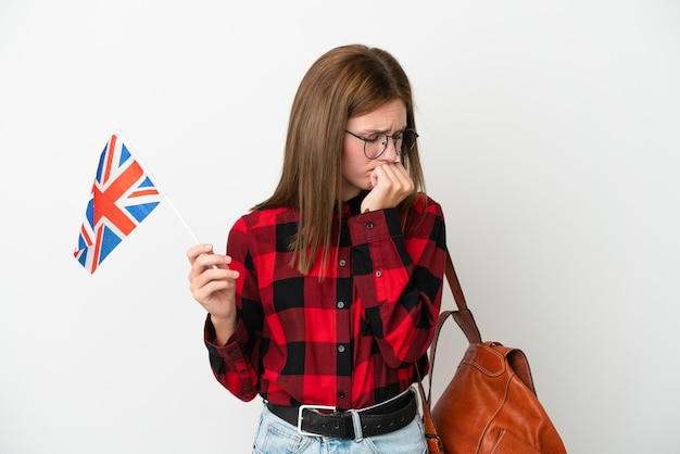 Jeune femme tenant un drapeau du Royaume-Uni isolé sur fond bleu ayant des doutes