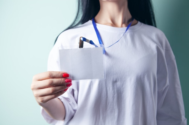 Photo jeune femme tenant une étiquette d'identification