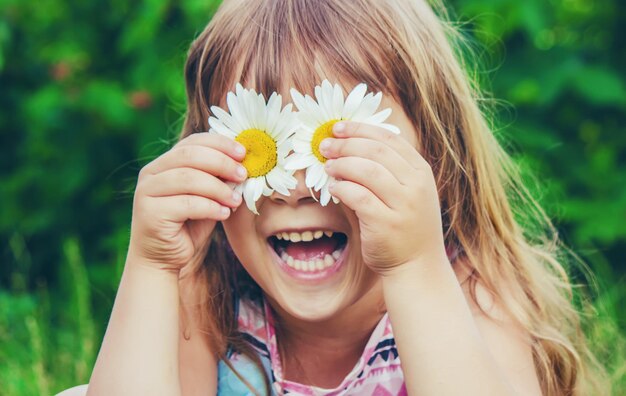 Une jeune femme tenant une fleur.