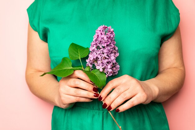 Jeune femme tenant des fleurs lilas