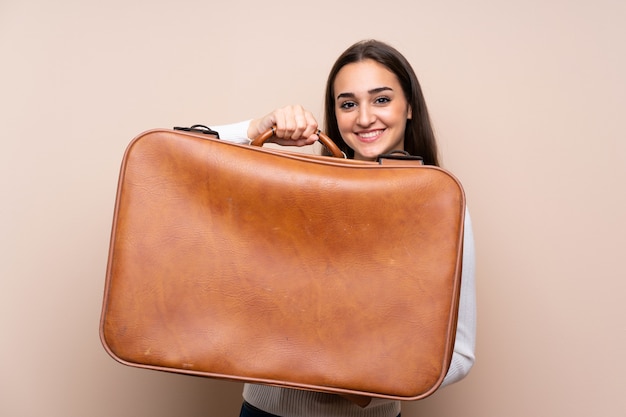 Jeune femme tenant une mallette vintage