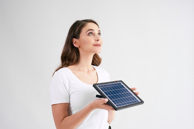 Jeune femme tenant un modèle de panneau solaire