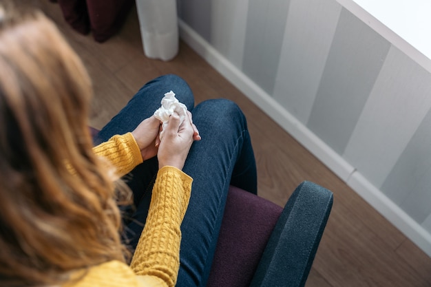 Jeune femme tenant un mouchoir utilisé pour sécher ses larmes Concept de violence et de mauvais traitements à l'égard des femmes,