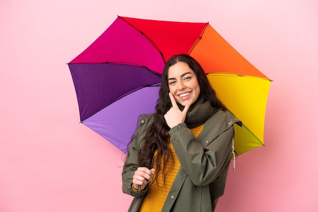 Jeune femme tenant un parapluie isolé