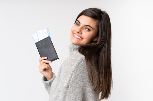 Jeune femme tenant un passeport sur isolé