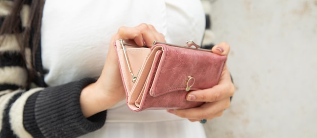 Jeune femme tenant un portefeuille vide Pas d'argent