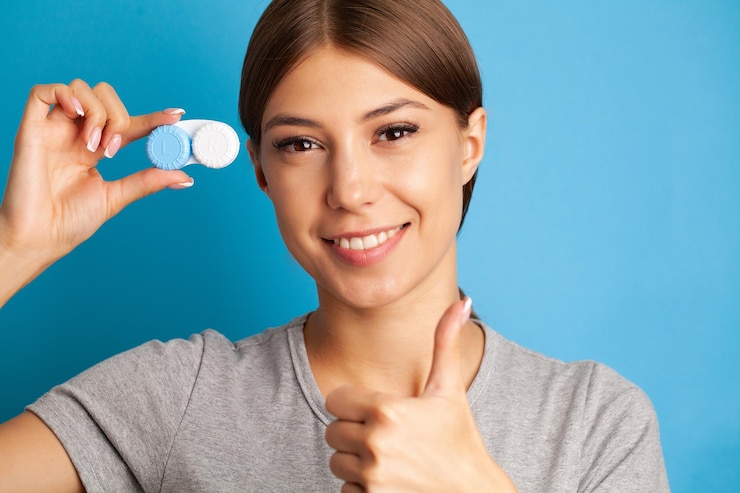 Photo jeune femme tenant un récipient blanc avec des lentilles