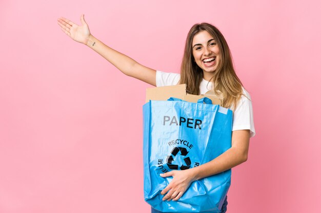 Jeune femme tenant un sac plein de papier