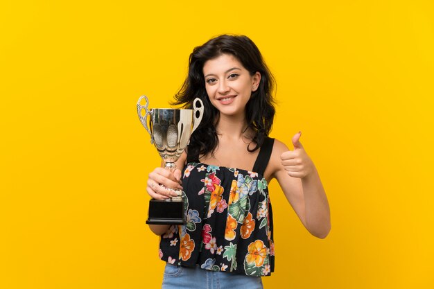 Jeune femme tenant un trophée