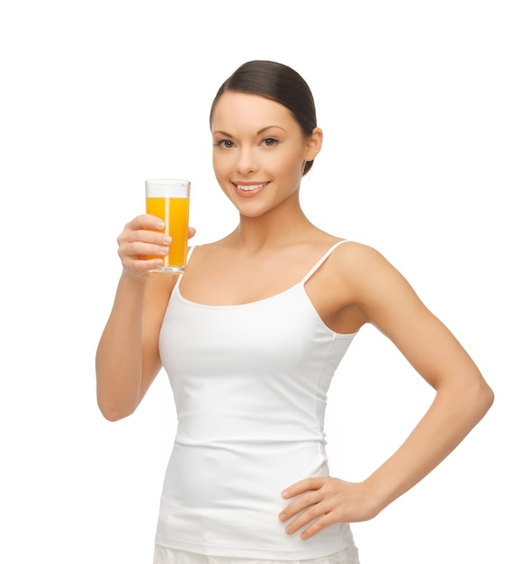 jeune femme tenant un verre de jus d'orange