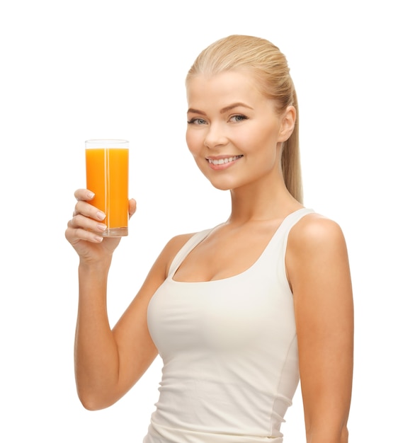 jeune femme tenant un verre de jus d'orange