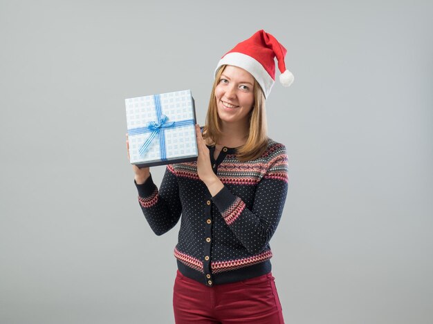 Jeune femme, tenir cadeau noël