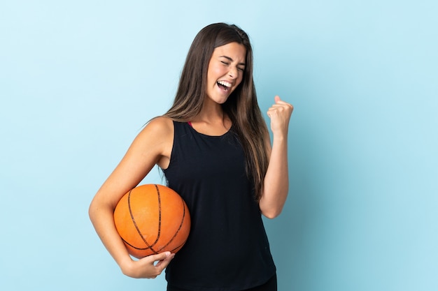 Jeune femme, tenue, basket-ball, à, heureux