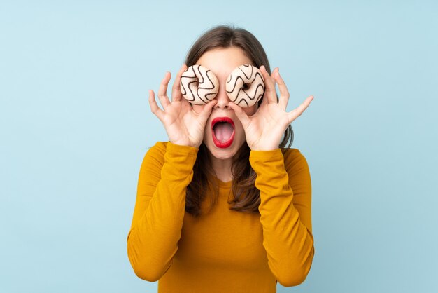 Jeune, femme, tenue, beignets, isolé, mur