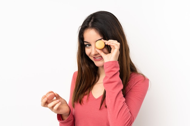 jeune femme, tenue, a, biscuit, sur, elle, oeil, isolé, blanc