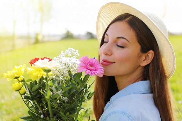 Jeune femme, tenue, a, bouquet fleurs