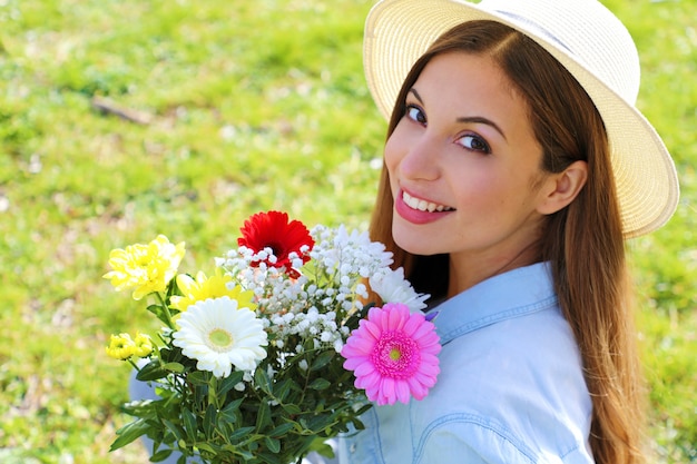 Photo jeune femme, tenue, a, bouquet fleurs