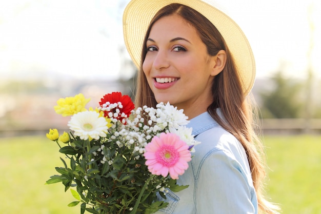 Jeune femme, tenue, a, bouquet fleurs