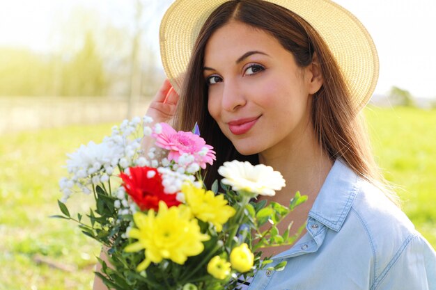 Jeune femme, tenue, a, bouquet fleurs