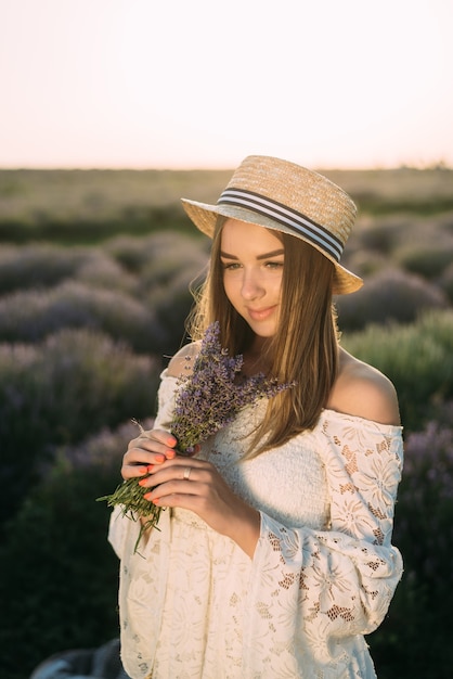 Jeune femme, tenue, bouquet lavande