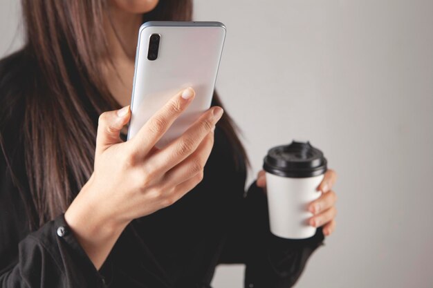 jeune femme, tenue, café, et, téléphone