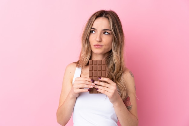 Jeune, femme, tenue, chocolat, isolé, mur