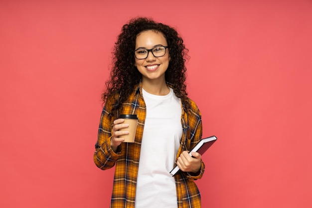 Jeune femme en tenue décontractée sur fond rose