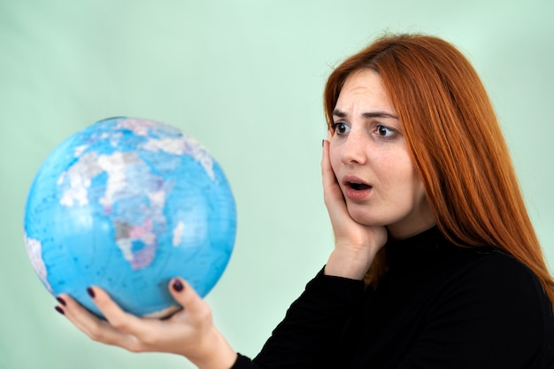 Photo jeune, femme, tenue, géographique, globe, main